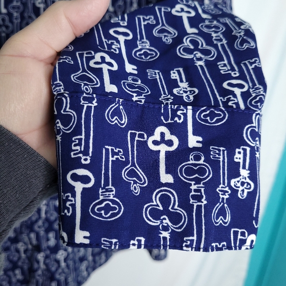 EXPRESS Portofino V-neck Shirt With Allover Key Print MEDIUM - Picture 10 of 12